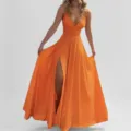 Robe longue orange vif avec un col en V profond, des bretelles fines et une fente haute élégante. - S / Orange