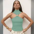 Elegante top halter verde menta con detalle de anillo dorado, top elástico sin mangas. - S / Tops / Verde Aguacate