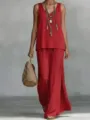 Detailansicht des lässigen roten V-Ausschnitt Tops und der weiten Hosen im Bohème-Stil. - S / Oben Und Unten / Rot