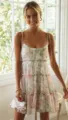Sommerlicher Blumenprint Spaghettiträger gestufter Minikleid, perfekt für Strandurlaub. - S / Kleider / Rosa Grün