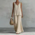 Detailansicht des lässigen, boho-beigen Leinen-V-Ausschnitt-Tops mit weiten Hosen. - S / Oben Und Unten / Khaki