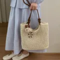 Borsa tote beige in maglia traforata con manici in pelle marrone e ciondolo orso - Beige con Pendente