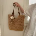Borsa tote in maglia traforata marrone con ciondolo a forma di orso per spiaggia - Marrone con Ciondolo