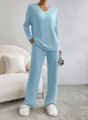 Λεπτομερής όψη γυναικείου casual πλεκτού σετ με ριμπ ύφανση, V λαιμόκοψη και ίσιο παντελόνι. - S / Τοπ και Παντελόνι / Μπλε