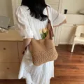 Strohhäkeltasche im Boho-Stil mit hohlen Blumenmustern und einer dekorativen braunen Quaste - Khaki