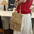 Handgewebte Makramee-Beuteltasche mit Fransen und floralem Lochmuster in Beige - Khaki