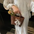 Χειροποίητη καφέ πλεκτή τσάντα καλάθι με διακοσμητική δαντέλα και μαργαριταρένιο φιόγκο - S