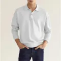 Detail opname van het heren poloshirt met lange mouwen en gebreide stof met klassieke kraag en knopen. - M / Tops / Wit