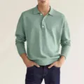 Gedetailleerd uitzicht van heren lange mouw gebreide poloshirt in groen met knopen. - Lichtgroen