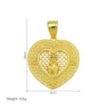 Primo piano di ciondolo a cuore placcato oro 18K con rilievo Vergine Maria, 39x28mm. - Stile di Cuore (DN260725-A) / un solo ciondolo, senza catena