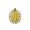 Detalle macro del colgante ovalado relieve Virgen María con borde de perlas en oro 18k - Estilo Virgen María (Colgante Solo) / Paquete de 1 Pieza / DN260809-A