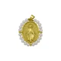 Vista detallada del colgante de la Virgen María bañado en oro de 18k con borde de perlas - Estilo Relieve Virgen María (Colgante Solo) / Paquete de 1 Pieza / DN260809-B