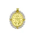 Vista macro del colgante ovalado en relieve bañado en oro 18k con borde de perlas blancas - Estilo Medalla Milagrosa (Colgante Solo) / Paquete de 1 Pieza / DN260809-D