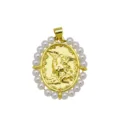 Primer plano de colgante ovalado chapado en oro de 18k con relieve de ángel y perlas - DN260809-E