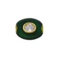 Detailansicht einer grünen ovalen Fassperle mit goldener Lünette und funkelndem Zirkon - Anhänger Ohne Kette (DN260706-A) / Dunkelgrün (Klarer Zirkonia)