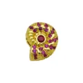 Gros plan détaillé du charm coquillage plaqué or avec de superbes zircons roses et rouges. - DB260708-A / Pendentif Uniquement