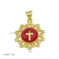 Detailansicht eines Goldkreuz-Anhängers mit rotem Emaille, Zirkonia und Maßangaben - Runder Roter Anhänger (DN260515-B) / Anhänger Ohne Kette