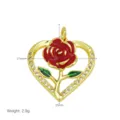 Detailansicht des vergoldeten Rosenherz Anhängers mit roten Emaille und feinen Zirkoniasteinen. - Herzförmiger Roter Rosenanhänger (DN260524-E) / Nur Anhänger (Ohne Kette)
