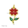 Detailaufnahme des vergoldeten roten Emaille Blumen Anhängers mit grünen Kristallblättern. - Roter Lack Vierblättrige Blume Anhänger (DN260524-R) / Nur Anhänger (Ohne Kette)