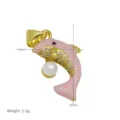 Ciondolo a forma di delfino smaltato dorato con perla bianca e strass di cristallo. - Ciondolo Solo (Senza Catena) (DN260518-H)