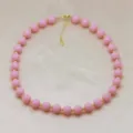 Gros plan détail du collier de perles roses fait main avec des perles d'espacement. - Rose (DN260713-D)
