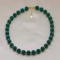 Elegantes collier de perles vertes avec des perles dorees comme accessoire de mode pour dames. - Vert (DN260713-J)