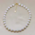 Vue détaillée d'un collier de perles blanches tendance avec des intercalaires métalliques dorés. - Blanc (DN260713-K)