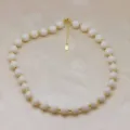 Élégant collier de perles blanches avec des entretoises en métal doré, bijou élégant. - Blanc Crème (DN260713-L)
