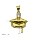 Elegante 18k vergoldete Doktormuetze Anhaenger Halskette mit funkelnden Zirkonia Steinen. - Zarte Quaste Doktorhut Stil (DN260434-M) / Nur Anhänger