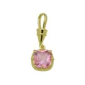 Nahaufnahme eines vergoldeten Anhängers mit pinkem Zirkonia-Stein, elegant und glänzend. - Quadratischer Stil (DN260316-L)
