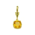 Detailaufnahme eines eleganten gelben Zirkon-Anhängers aus 18K vergoldetem Kupfer, Schmuck. - Quadratischer Stil (DN260316-Q)