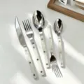 Set de couverts en acier inoxydable avec poignées nacrées blanches, coutellerie de table élégante. - Blanc miroitant - cuillère à café