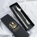 Edelstahl Besteckset mit edlem Rosen Relief Löffel und Stäbchen in schöner Geschenkbox. - Löffel- und Essstäbchen-Set / Naturfarben