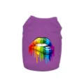Détail du motif de lèvres fondantes arc-en-ciel sur gilet violet, impression vive, vêtement animal. - Violet