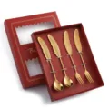 Ensemble de couverts en acier inoxydable plume dorée avec coffret cadeau, cuillère et fourchette. - Ensemble de 4 Pièces Cuillère et Fourchette / Paquet Boîte Rouge / Or titane
