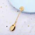 Goldener Edelstahllöffel mit Rosenmotiv für Desserts, elegantes Besteck-Varianten-Anzeigeelement. - 304 Titangold Rosenblüten-Löffel / Gold