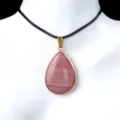 Natürlicher rosa Stein Tropfen Anhänger Halskette mit vergoldetem Rand und schwarzer Kordel. - Rhodochrosit Stil