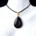 Schwarze Kristall Tropfen Halskette mit vergoldetem Rand fuer Damen und Maedchen Alltagsschmuck - Obsidian-Stil