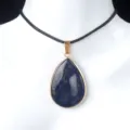 Natürlicher Lapislazuli Anhänger tropfenförmig vergoldet schwarze Kette eleganter Schmuck - Lapislazuli-Stil