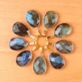 Natürlicher Edelstein Tropfen Anhänger mit vergoldeter Einfassung, facettierter DIY Schmuck. - Grauer Labradorit (Einzelstück)