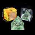 Natürliche Kristallkies Orgonit Pyramide Dekoration mit Harzkugel und heiliger Geometrie. - H2 (Grüner Aventurin + Schwebender Ring) / Einzelstück
