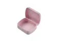 Vue de détail de la mini boîte en métal rose, petit conteneur portable pour pilules ou bonbons. - Rose