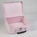 Rosa Metall-Lunchbox Detailansicht mit sicherem Metallverschluss und schwarzem Tragegriff. - 205x150x75mm / Rosa
