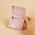 Compacte roze metalen opbergdoos in detail, perfect voor het ordenen van kleine sieraden. - 105x85x22mm Dubbel Roze