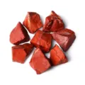 Commercio all'ingrosso di pietra grezza di cristallo rosso naturale, grandi pietre. - Diaspro Rosso