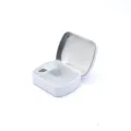 Vue de détail de la mini boîte en fer blanc portable, contenant blanc avec couvercle coulissant. - Couvercle Convexe Avec Charnière Blanc + Plateau en Plastique pour Bonbons / Blanc
