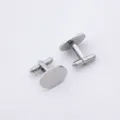 Vue détaillée de boutons de manchette ronds en acier poli, élégants pour chemises d'hommes. - Style Ovale (GB0001-2-SI) / Acier inoxydable / Argent