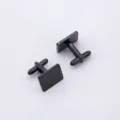 Gros plan sur les boutons de manchette carres noirs en metal, details de surface polie. - Style Rectangle (GB0001-2-BL)