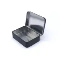 Detailafbeelding van een kleine rechthoekige zwarte metalen blikken doos met deksel voor sieraden. - 95x70x25mm Zwart