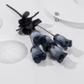 Dunkle künstliche fünfköpfige kleine Rosen Blumenbündel für Halloween Party Heimdekor. - Grau